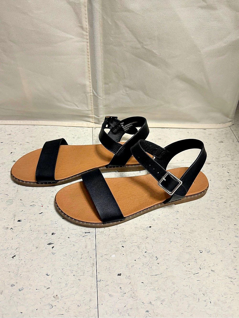 Steve Madden Strappy Flat Sandals in Black & Brown Like New